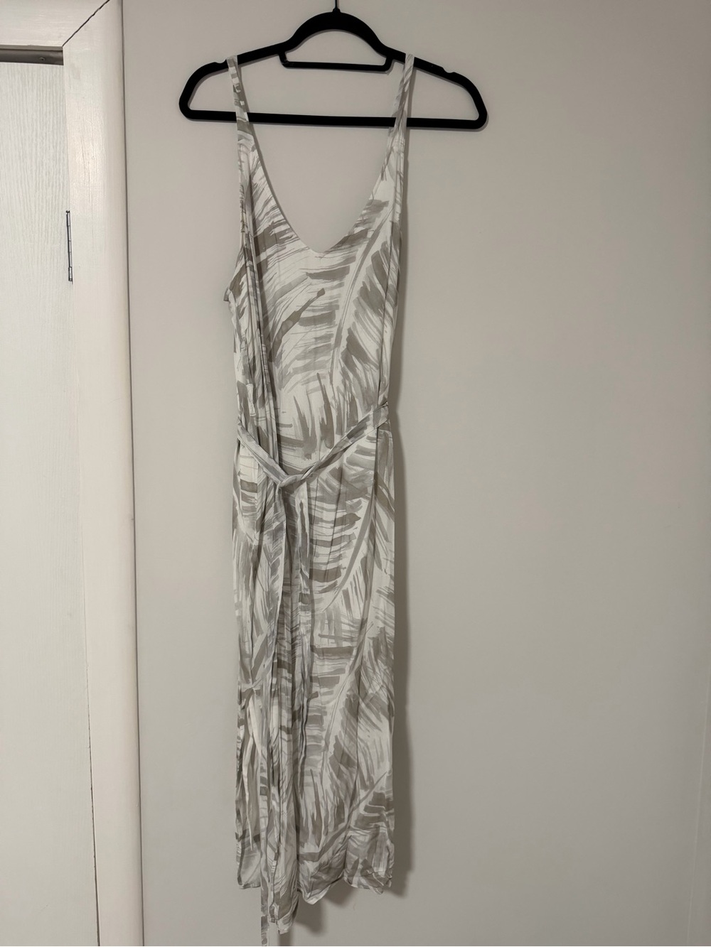 Bella Dahl Neutral Leaf-Print Midi Slip Dress in White and Taupe